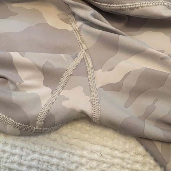 Athleta elation 7/8 tight camo medium - Picture 8 of 9